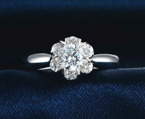 18k金钻石戒指详细介绍 国际大牌使用最多的时尚钻戒戒托材质 